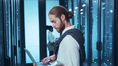 Özel ve odaklanmış bir profesyonel, bir cuttingedge sunucu ortamı içindeki verileri yönetmede üstündür