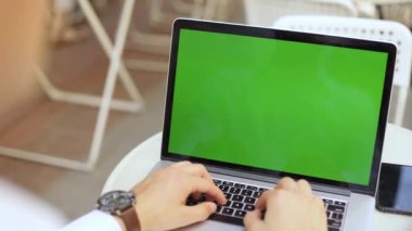 Kapatın el bilgisayarı yeşil ekran krom anahtar görüntüleme internet ofis teknolojisi masa bağlantısı klavye erkek pc aygıtı ile daktilo parmak