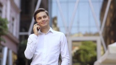 çekici başarılı iş adamı telefonda konuşuyor şehir iş yeri caddesi mobil Kafkasya şehir kurumsal şehir iş yöneticisi açık hava teknolojisi yakışıklı yürüyen cep telefonu dokunmatik ekranı