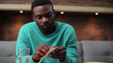 Sıradan kıyafetler giyen sevimli, hasta Afrikalı öğrencinin portresi. Genç iyi adam.