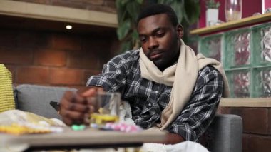 Sevimli Afrikalı bir adamın portresi elinde çay, içiyor. Hasta öğrenci kanepede uzanıyor, arkadaşlarıyla sohbet ediyor, gülümsüyor. Sıcaklık. Hastalık..