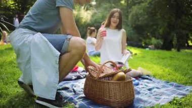 Piknik battaniyeli beyaz bir adam kıza yaklaşıyor..