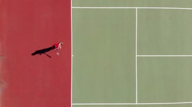 Tenis topunu fırlatan bir adamın yüksek açılı çekimi. Tenis maçı, aktif yaşam tarzı, sağlık. Boş zaman, hobi, spor için girin..