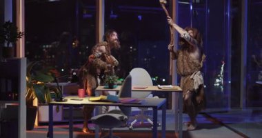 Tarih öncesi ilkel kabilenin kabileleri hayvan kürküyle zamanda yolculuk edip modern ofiste mobilyaları kırıp eski aletlerle eziyorlar..