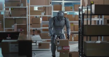 Robotik gümüş işçisi, atölye imalathanesinde çalışıyor. Postaneye ağır teslimat kutuları getirip götürüyor..