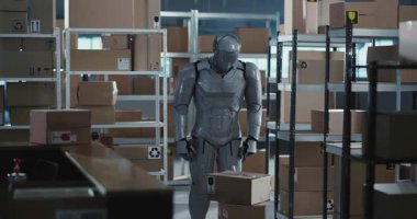 Robotik empoyetik gümüş robot atölyede çalışıyor. Resim raflarında farklı paket kutuları toplayıp ayırıyor. Gelecek şu andır. İşsizlik. Robot Bilimi.