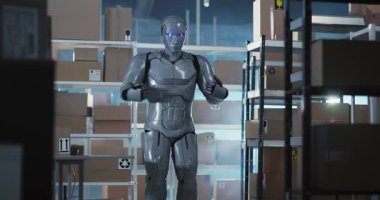 Gelecekçi gümüş cyborg atölye atölyesi postane teslimat mağazasında çalışıyor. Yapay zeka. Robotların istihdamı. Gelecek konsepti.