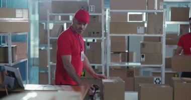 Coupe Kafkas Sakallı İş Arkadaşları Kırmızı Üniformalı Posta Ofisi Teslimat Teslimat Odasında İşbirliği Yapıyorlar Karton Kutuları Birlikte Paketliyorlar.