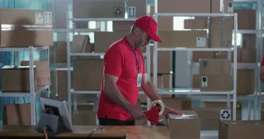 Çeşitli Kafkasyalı İşçi Çifti Postanede Maske Giyiyor İletişim ve Paketleme Kutuları Birlikte Kordemik Koronavirüs Karantinasında.