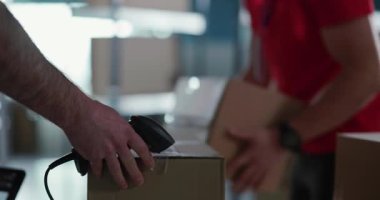 Posta Departmanı. Üniformalı Erkek İşçi Depoya Teslim Paketleri Getiriyor. Teslimat için Depo Müfettişi Karton Kutuları Tarıyor.