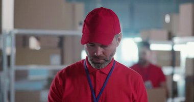 Kırmızı Profesyonel Üniformalı Kafkas Milenyum Yetişkin Posta Müdürü 'nün Portresi Kamera İş Arkadaşlığı Bürosu' na Ciddi Görünüyor.