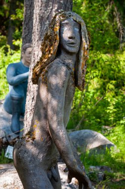 Parikkala, Finlandiya - 11 Haziran 2023: Sanatçı Veijo Ronkkonen 'in heykelleri. Patsaspuisto parkında 50 yılı aşkın bir süredir bir kişi tarafından yapılmış 500 'den fazla heykel bulunuyor. Alışılmadık, ilginç ve ürkütücü bir yer. Heykeller betondan, metalden, camdan yapılmış..