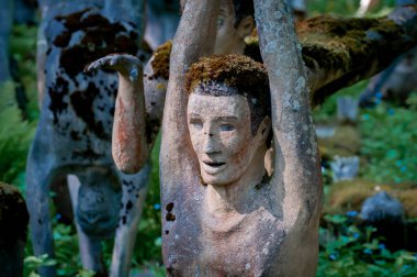 Parikkala, Finlandiya - 11 Haziran 2023: Sanatçı Veijo Ronkkonen 'in heykelleri. Patsaspuisto parkında 50 yılı aşkın bir süredir bir kişi tarafından yapılmış 500 'den fazla heykel bulunuyor. Alışılmadık, ilginç ve ürkütücü bir yer. Heykeller betondan, metalden, camdan yapılmış..