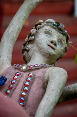 Parikkala, Finlandiya - 11 Haziran 2023: Sanatçı Veijo Ronkkonen 'in heykelleri. Patsaspuisto parkında 50 yılı aşkın bir süredir bir kişi tarafından yapılmış 500 'den fazla heykel bulunuyor. Alışılmadık, ilginç ve ürkütücü bir yer. Heykeller betondan, metalden, camdan yapılmış..