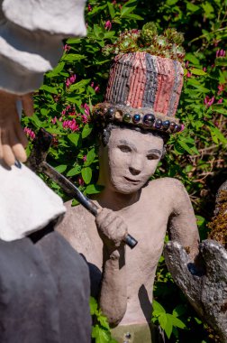 Parikkala, Finlandiya - 11 Haziran 2023: Sanatçı Veijo Ronkkonen 'in heykelleri. Patsaspuisto parkında 50 yılı aşkın bir süredir bir kişi tarafından yapılmış 500 'den fazla heykel bulunuyor. Alışılmadık, ilginç ve ürkütücü bir yer. Heykeller betondan, metalden, camdan yapılmış..