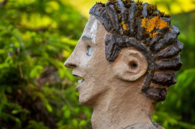 Parikkala, Finlandiya - 11 Haziran 2023: Sanatçı Veijo Ronkkonen 'in heykelleri. Patsaspuisto parkında 50 yılı aşkın bir süredir bir kişi tarafından yapılmış 500 'den fazla heykel bulunuyor. Alışılmadık, ilginç ve ürkütücü bir yer. Heykeller betondan, metalden, camdan yapılmış..