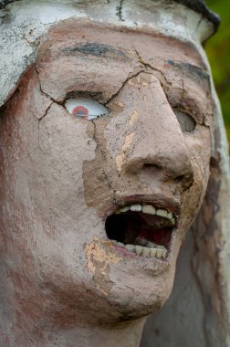 Parikkala, Finlandiya - 11 Haziran 2023: Sanatçı Veijo Ronkkonen 'in heykelleri. Patsaspuisto parkında 50 yılı aşkın bir süredir bir kişi tarafından yapılmış 500 'den fazla heykel bulunuyor. Alışılmadık, ilginç ve ürkütücü bir yer. Heykeller betondan, metalden, camdan yapılmış..