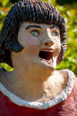 Parikkala, Finlandiya - 11 Haziran 2023: Sanatçı Veijo Ronkkonen 'in heykelleri. Patsaspuisto parkında 50 yılı aşkın bir süredir bir kişi tarafından yapılmış 500 'den fazla heykel bulunuyor. Alışılmadık, ilginç ve ürkütücü bir yer. Heykeller betondan, metalden, camdan yapılmış..