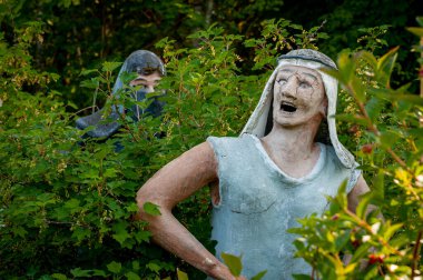 Parikkala, Finlandiya - 11 Haziran 2023: Sanatçı Veijo Ronkkonen 'in heykelleri. Patsaspuisto parkında 50 yılı aşkın bir süredir bir kişi tarafından yapılmış 500 'den fazla heykel bulunuyor. Alışılmadık, ilginç ve ürkütücü bir yer. Heykeller betondan, metalden, camdan yapılmış..