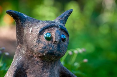 Parikkala, Finlandiya - 11 Haziran 2023: Sanatçı Veijo Ronkkonen 'in heykelleri. Patsaspuisto parkında 50 yılı aşkın bir süredir bir kişi tarafından yapılmış 500 'den fazla heykel bulunuyor. Alışılmadık, ilginç ve ürkütücü bir yer. Heykeller betondan, metalden, camdan yapılmış..