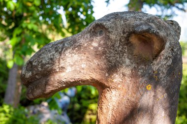 Parikkala, Finlandiya - 11 Haziran 2023: Sanatçı Veijo Ronkkonen 'in heykelleri. Patsaspuisto parkında 50 yılı aşkın bir süredir bir kişi tarafından yapılmış 500 'den fazla heykel bulunuyor. Alışılmadık, ilginç ve ürkütücü bir yer. Heykeller betondan, metalden, camdan yapılmış..