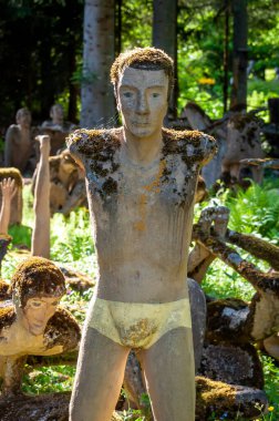 Parikkala, Finlandiya - 11 Haziran 2023: Sanatçı Veijo Ronkkonen 'in heykelleri. Patsaspuisto parkında 50 yılı aşkın bir süredir bir kişi tarafından yapılmış 500 'den fazla heykel bulunuyor. Alışılmadık, ilginç ve ürkütücü bir yer. Heykeller betondan, metalden, camdan yapılmış..