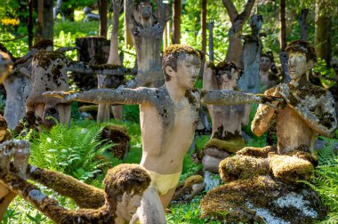 Parikkala, Finlandiya - 11 Haziran 2023: Sanatçı Veijo Ronkkonen 'in heykelleri. Patsaspuisto parkında 50 yılı aşkın bir süredir bir kişi tarafından yapılmış 500 'den fazla heykel bulunuyor. Alışılmadık, ilginç ve ürkütücü bir yer. Heykeller betondan, metalden, camdan yapılmış..