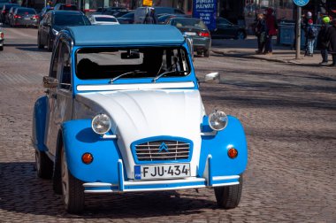 Oulu, Finlandiya - 1 Mayıs 2024: Eski model antika araba. Araba Citroen Oulu 'nun ana caddesinde..