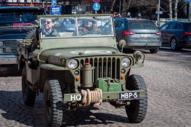 Oulu, Finlandiya - 1 Mayıs 2024 WILLYS MB. Retro arabalar geleneksel olarak 1 Mayıs 'ta ana caddeden geçer. Çok eski bir Amerikan askeri cipi, antika bir araba..