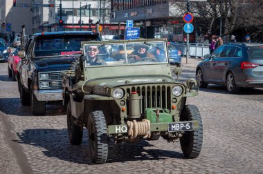 Oulu, Finlandiya - 1 Mayıs 2024 WILLYS MB. Retro arabalar geleneksel olarak 1 Mayıs 'ta ana caddeden geçer. Çok eski bir Amerikan askeri cipi, antika bir araba..