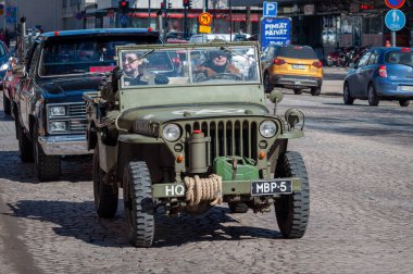 Oulu, Finlandiya - 1 Mayıs 2024 WILLYS MB. Retro arabalar geleneksel olarak 1 Mayıs 'ta ana caddeden geçer. Çok eski bir Amerikan askeri cipi, antika bir araba..