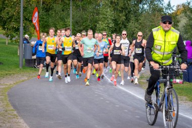Oulu, Finlandiya - 21 Eylül 2024: Oulu şehir parkında koşucular koşuyor.