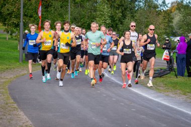 Oulu, Finlandiya - 21 Eylül 2024: Oulu şehir parkında koşucular koşuyor.