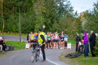 Oulu, Finlandiya - 21 Eylül 2024: Oulu Oulu parkındaki 5 km yarışı başlamadan önce.