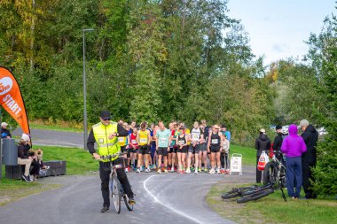 Oulu, Finlandiya - 21 Eylül 2024: Oulu Oulu parkındaki 5 km yarışı başlamadan önce.