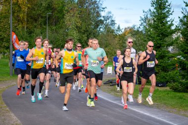 Oulu, Finlandiya - 21 Eylül 2024: Oulu şehir parkında koşucular koşuyor.