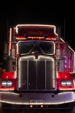 Oulu, Finlandiya - 22 Kasım 2024: Amerikan Kenworth kamyonu 1978. Coca-Cola reklam kampanyası. Kırmızı Noel Coca-Cola kamyonu. Yan tarafında Noel Baba 'nın resmi var..