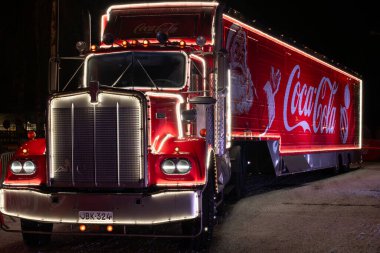 Oulu, Finlandiya - 22 Kasım 2024: Amerikan Kenworth kamyonu 1978. Coca-Cola reklam kampanyası. Kırmızı Noel Coca-Cola kamyonu. Yan tarafında Noel Baba 'nın resmi var..