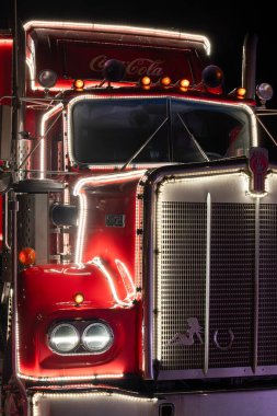 Oulu, Finlandiya - 22 Kasım 2024: Amerikan kamyonu Kenworth 1978. Coca-Cola için reklam kampanyası. Kabinin bir kısmı yakın plan..