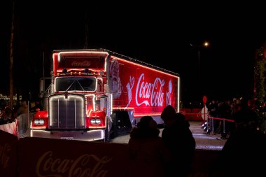 Oulu, Finlandiya - 22 Kasım 2024: Amerikan Kenworth kamyonu 1978. Coca-Cola reklam kampanyası. Kırmızı Noel Coca-Cola kamyonu. Yan tarafında Noel Baba 'nın resmi var..