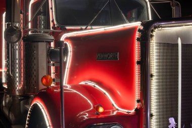 Oulu, Finlandiya - 22 Kasım 2024: Amerikan kamyonu Kenworth 1978. Coca-Cola için reklam kampanyası. Kabinin bir kısmı yakın plan..