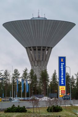 Oulu, Finlandiya - 30 Kasım 2024: Maikkula su kulesi