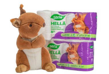 Oulu, Finlandiya - 09 Aralık 2024: Peluş oyuncak sincap Serla Fin kağıt fabrikası Metsa Tissuen Mantan 'ın pazarlama maskotudur. Sincap Serla tuvalet kağıdı, oyuncak, sincap satmaya yardım eder.,