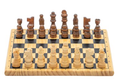 Tahta satranç tahtasının parçaları başlangıç pozisyonunda. Beyaz arkaplanda izole