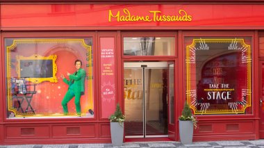Prag, Çek Cumhuriyeti - 26 Şubat 2025: Madame Tussauds balmumu müzesine giriş. Müze vitrininde yeşil ceket giyen Amerikalı aktör Jim Carrey..