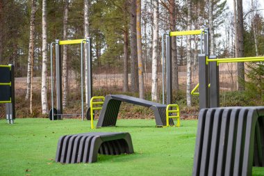 Açık hava spor salonu. Spor simülatörleri. Spor aletleri. Spor için ağırlık antrenman ekipmanlarıyla şehir dışı spor sahası. Spor ve dinlenme alanı. Sokak çalışması.