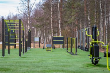 Açık hava spor salonu. Spor simülatörleri. Spor aletleri. Spor için ağırlık antrenman ekipmanlarıyla şehir dışı spor sahası. Spor ve dinlenme alanı. Sokak çalışması.