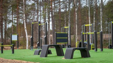 Açık hava spor salonu. Spor simülatörleri. Spor aletleri. Spor için ağırlık antrenman ekipmanlarıyla şehir dışı spor sahası. Spor ve dinlenme alanı. Sokak çalışması.