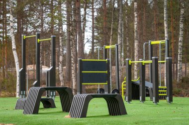 Açık hava spor salonu. Spor simülatörleri. Spor aletleri. Spor için ağırlık antrenman ekipmanlarıyla şehir dışı spor sahası. Spor ve dinlenme alanı. Sokak çalışması.