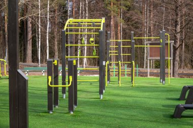 Açık hava spor salonu. Spor simülatörleri. Spor aletleri. Spor için ağırlık antrenman ekipmanlarıyla şehir dışı spor sahası. Spor ve dinlenme alanı. Sokak çalışması.